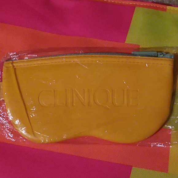 CLINIQUE - Picture 2 of 7